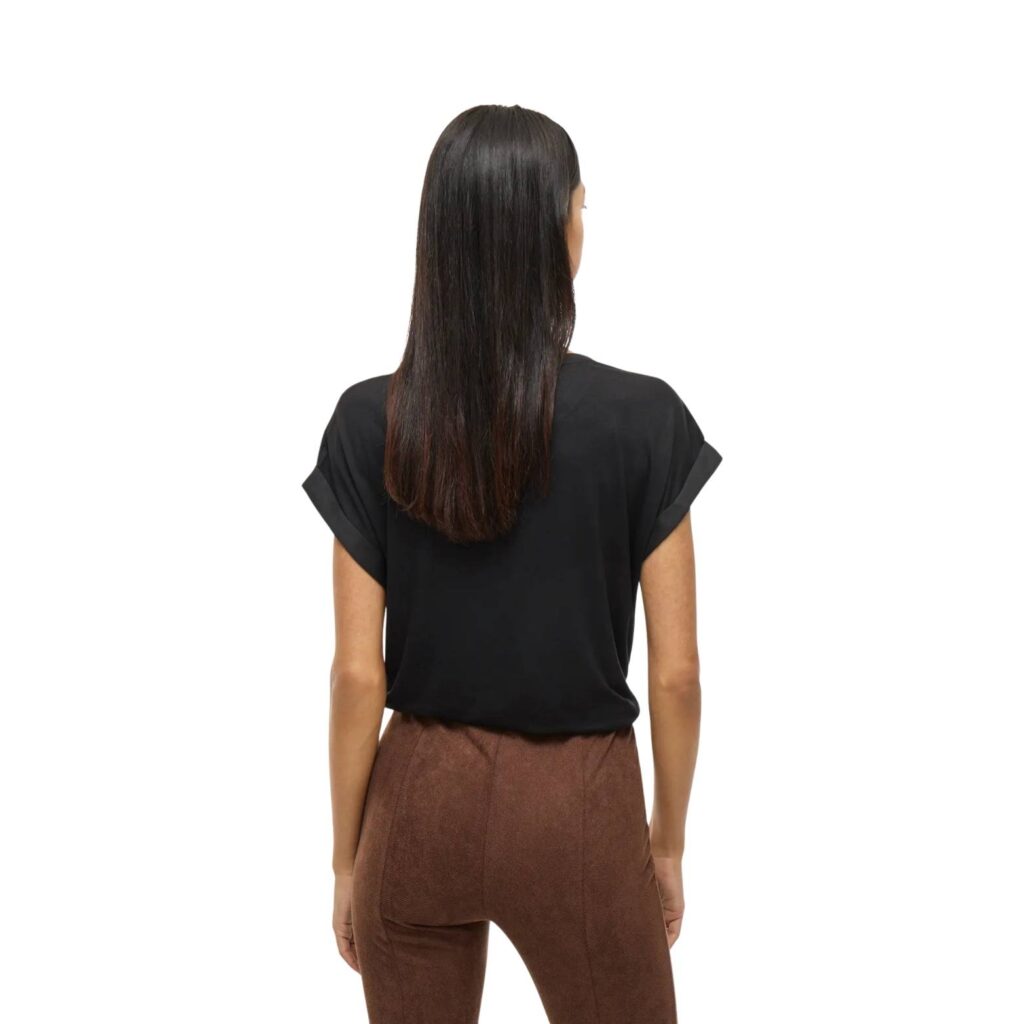 camiseta-negra-vila